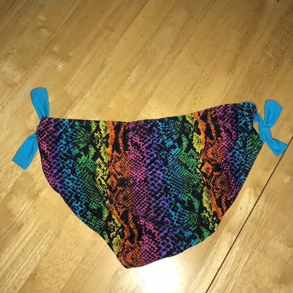 Bikini - Picture 2 of 3